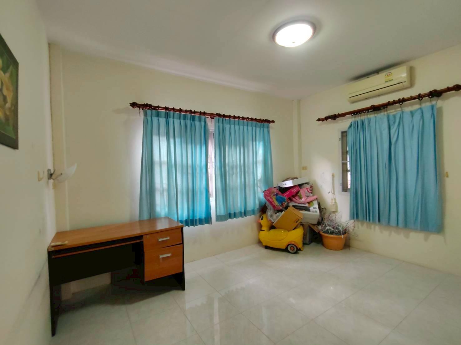 อาจเป็นรูปภาพของ ห้องนอน