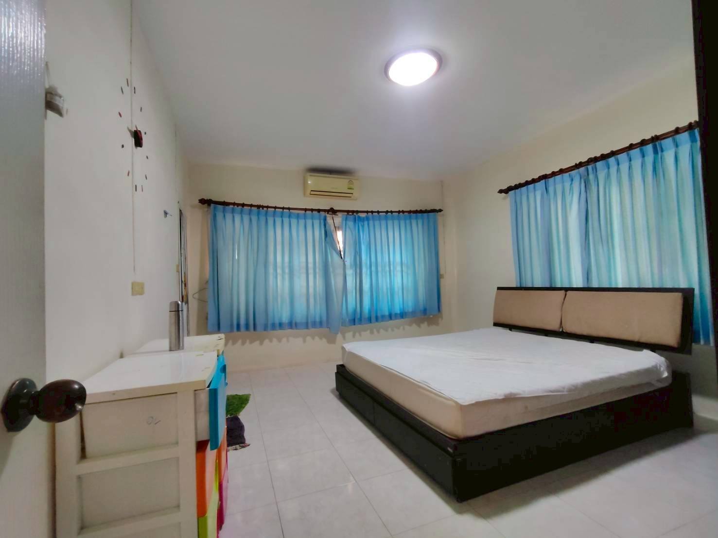 อาจเป็นรูปภาพของ ห้องนอน