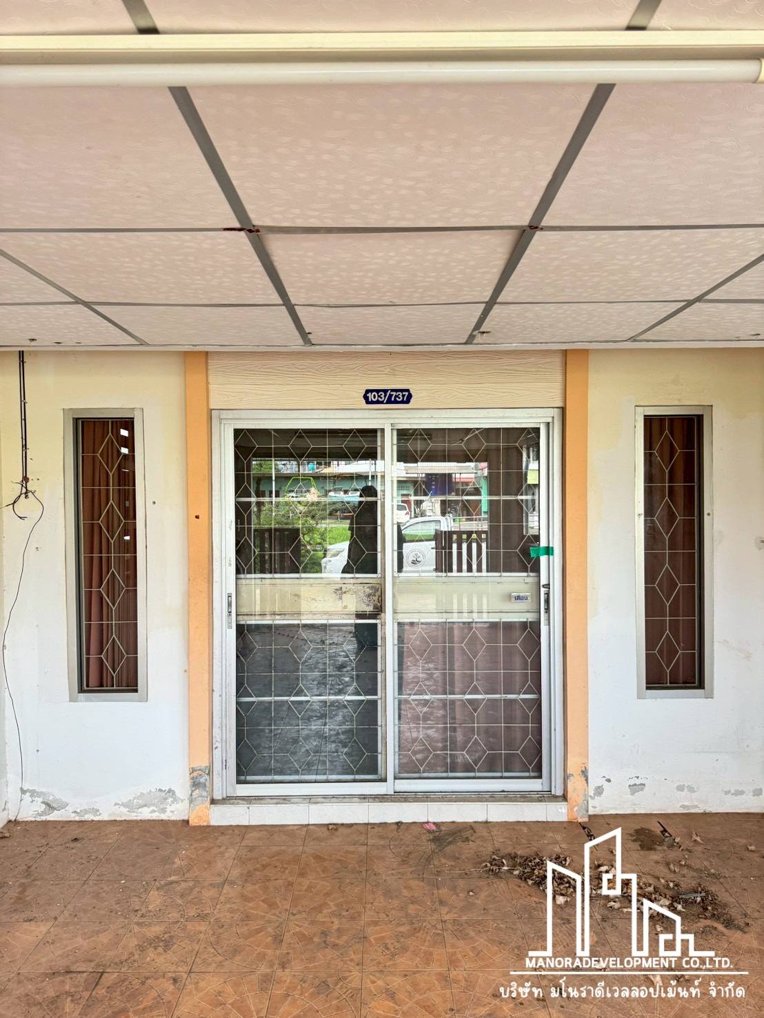 อาจเป็นรูปภาพของ ประตูเลื่อน และ ข้อความพูดว่า "103/737 ነኑ CO.,LTD. MANORADEVELOPMENTCO MANORA บริษัท มโนราดีเวลลอปเม้นท์ จำกัด"