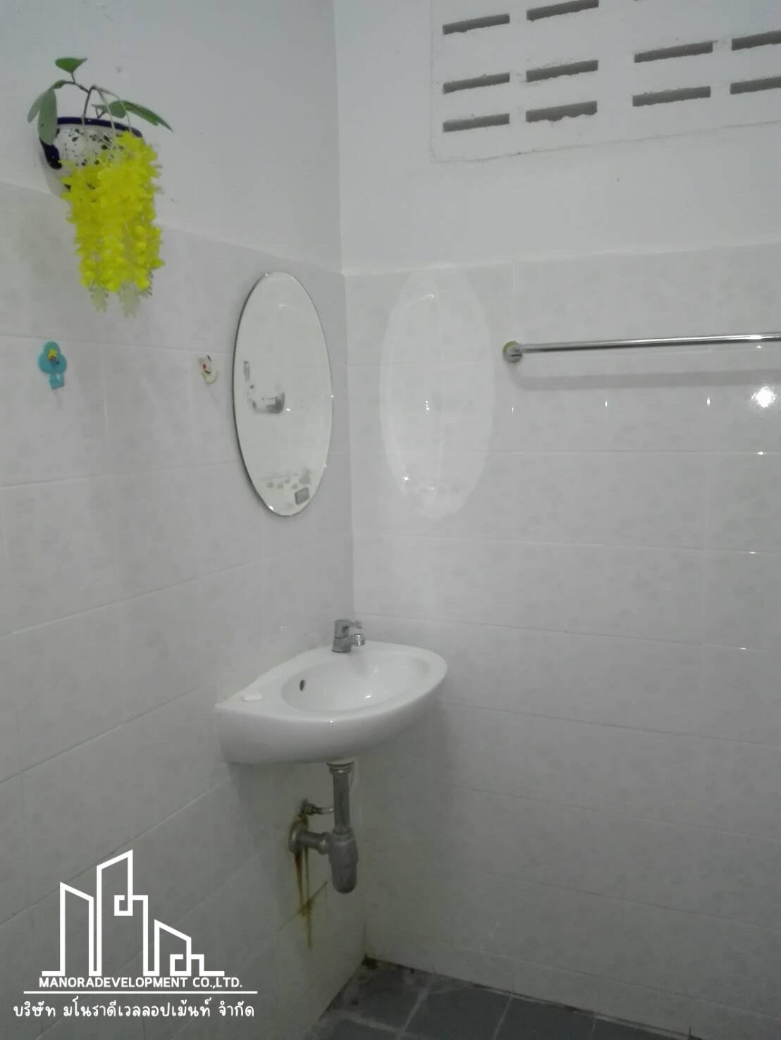 อาจเป็นรูปภาพของ อ่างล้างจาน และ ข้อความพูดว่า "ニニニ MANORADEVELOPMENT MANORA የቴ CO.,LTD. บริษัท มโนราดีเวลลอปเม้นท์ จำกัด"